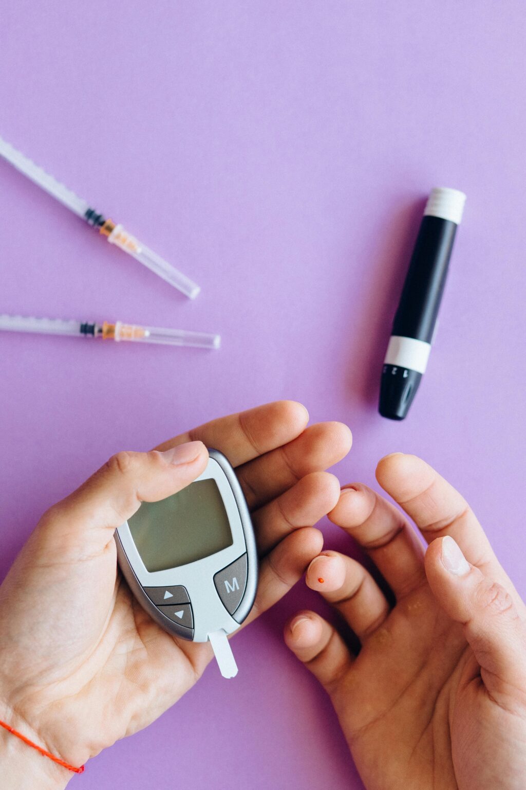 Medidor de glicose e seringas de insulina representando o tratamento do diabetes e a cobertura obrigatória pelo plano de saúde